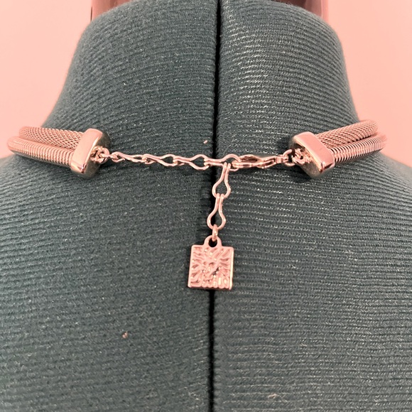💎 Anne Klein Silvertone Necklace - Picture 2 of 4